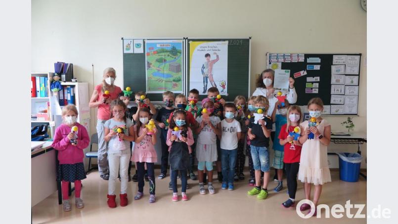 Im Namen aller Schülerinnen und Schüler bedankte sich Lehrerin Ulrike König (hinten rechts) bei der Gesundheitsförderin Ilona Birner (hinten links). Bild: jzk