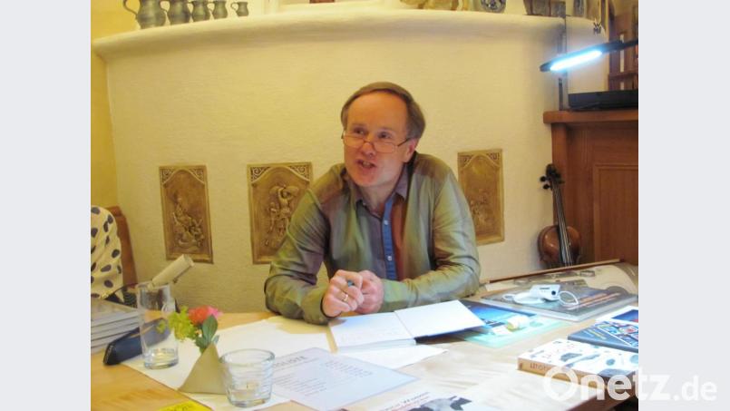 Autoren-Lesung „Leben in Quarantäne“ in Pressath: Der oberösterreichische Autor Erich Wimmer trägt Auszüge aus seinem Roman „kuttenlos“ vor. Bild: rbr