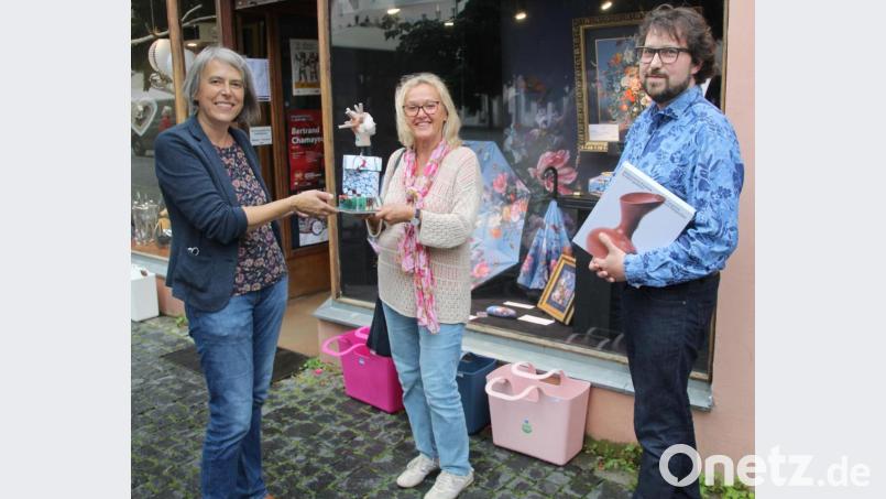 Den Preis an Melita Totorovic (Mitte), Gewinnerin des OKV-Kunstquiz, übergeben Irene Fritz, Vorsitzende des Oberpfälzer Kunstvereins, und Tobias Sonna, Sprecher des Einzelhandelsbündnisses &quot;Wir sind Weiden&quot;. Bild: fsb