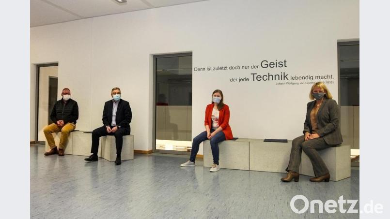 Probesitzen mit (von links.) Prof. Andrea Klug, Präsidentin der OTH Amberg-Weiden, Isabella Bäumler, Studierendenvertretung, Günther Kamm, Vorsitzender des Fördervereins der OTH Weiden, und Erwin Wittmann, Technischer Leiter. Bild: Wiesel/OTH Amberg-Weiden/exb