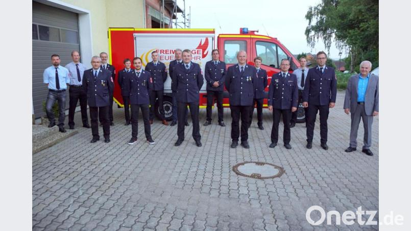 Die Aktiven der Wehr mit den gewählten Kommandanten.
V.l.: Felix Müller, Holger Stauffer, Gerhard Reger, Stefan König, Andreas Popp, Jugendwart Klaus Lautenbacher, Patrick Drechsler, Michael Reindl, zweiter Kommandant Kevin Drechsler, Christian Krauß, Kommandant Norbert Schlicht, Tobias Hänel, Kreisbrandmeister Otto Braunreuther, Maximilian Müller, Christoph Braun und Bürgermeister Günter Kopp. Bild: bkr
