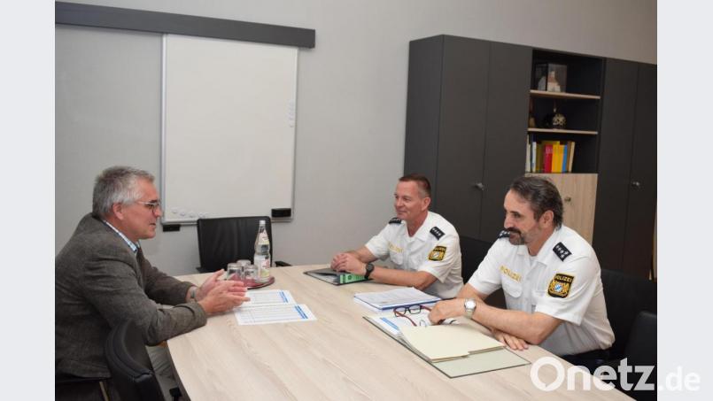 Die Sicherheitslage in Pfreimd erläuterten (von rechts) Erster Polizeihauptkommissar Günther Vierl, Polizeihauptkommissar Stefan Weinberger und Bürgermeister Richard Tischler. Bild: bnr