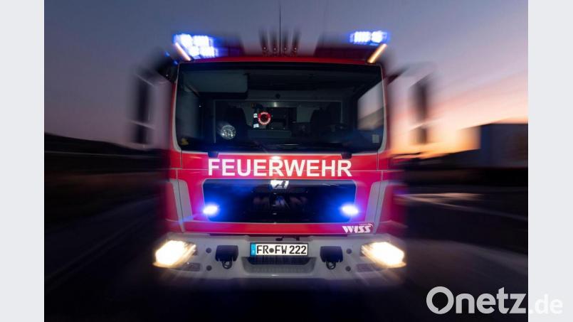 Ein Feuerwehrfahrzeug steht mit eingeschaltetem Blaulicht auf einer Straße. Foto: Patrick Seeger/dpa/Symbolbild Bild: Patrick Seeger