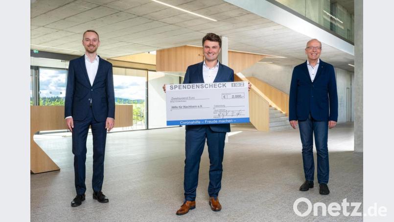 2000 Euro spendet die IGZ an den Verein Hilfe für Nachbarn. Im Bild von links Philipp Gropengießer, Andreas Pöhlmann und Wolfgang Gropengießer. Bild: Bernd Schoenfelder/exb