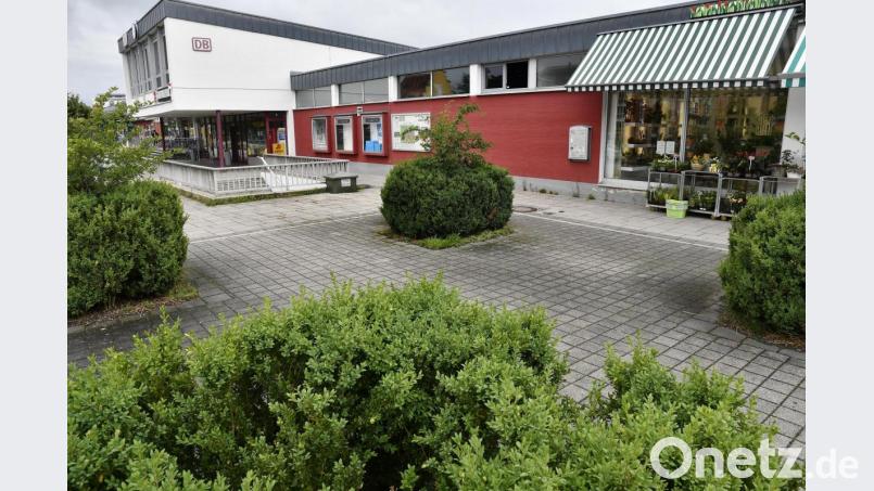 Hier, vor dem Blumenladen am Bahnhof, wäre Platz für Fahrräder. Bild: Petra Hartl