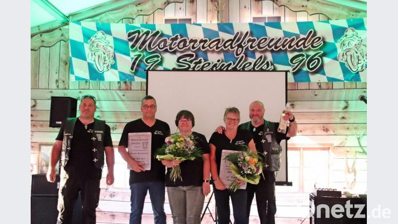 Zweiter Vorsitzender Mario Schneider ehrt Erwin Hermann mit Frau Silvia und Alex Winter mit Frau Doris. Bild: jma