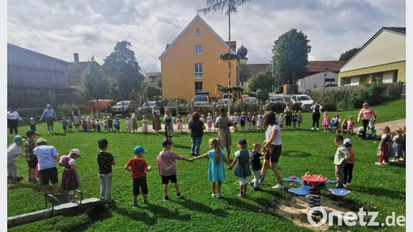 Einen fröhlichen Tag erlebten die Mädchen und Buben der Kindertagesstätte St. Michael Poppenricht bei ihrer Kirwa. Bild: Michael Kraus/exb
