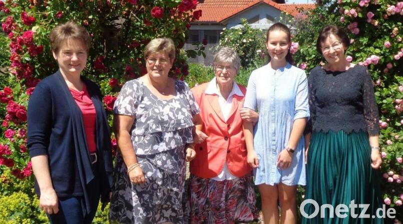 Die Jubilarin vor ihrem geliebten Rosenbogen mit Bürgermeisterin Sonja Meier, Tochter Veronika, Enkelin Julia und Schwiegertochter Romana (von links) Bild: amö