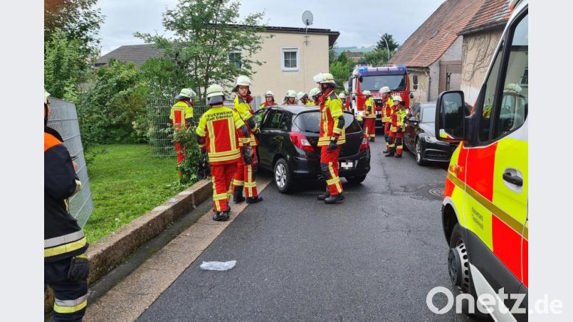 Die Feuerwehr Erbendorf musste einen 53-Jährigen befreien, der zwischen seiner Fahrzeugtür und dem Rahmen im Fußraum eingeklemmt wurde. Bild: rw