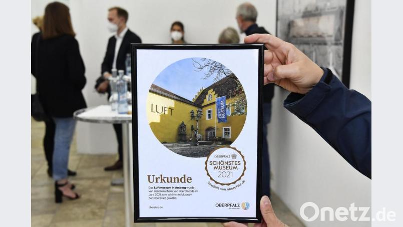 Diese Urkunde bekam das Luftmuseum Amberg überreicht. Bild: Petra Hartl