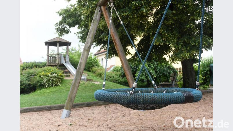 Auf den ersten Blick noch topp in Schuss und auch vom TÜV für den Gebrauch abgesegnet, offenbart sich beim zweiten, warum die bei den Kindern beliebte Nestschaukel im Kindergarten St. Joseph im Zuge der Neugestaltung ebenso erneuert wird, wie der Rutschenturm und die meisten anderen Geräte. Bild: Gabi Schönberger