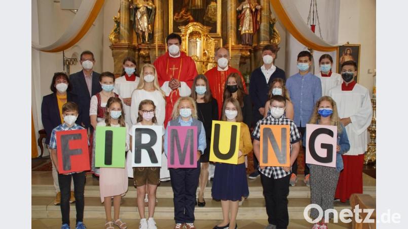 Die Firmlinge mit Pfarrer Wolfgang Dietz, Prälat Bernhard Piendl, Gemeinderefertent Christian Glaser, der PGR-Vertreterin und dem Mesner in der Pfarrkirche St. Nikolaus in Weiding. Bild: mmj