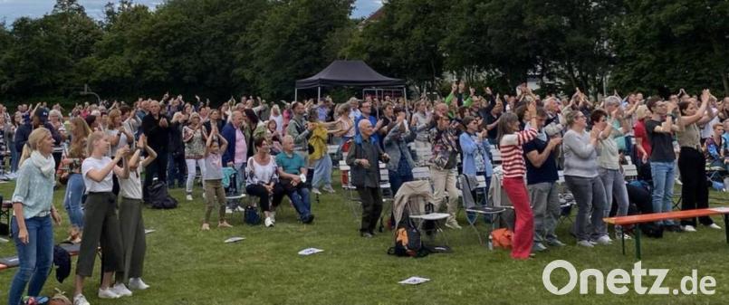 Die Coverband &quot;Abba Explosion&quot; begeistert die Besucher der Sommer-Serenade. Bild: uz