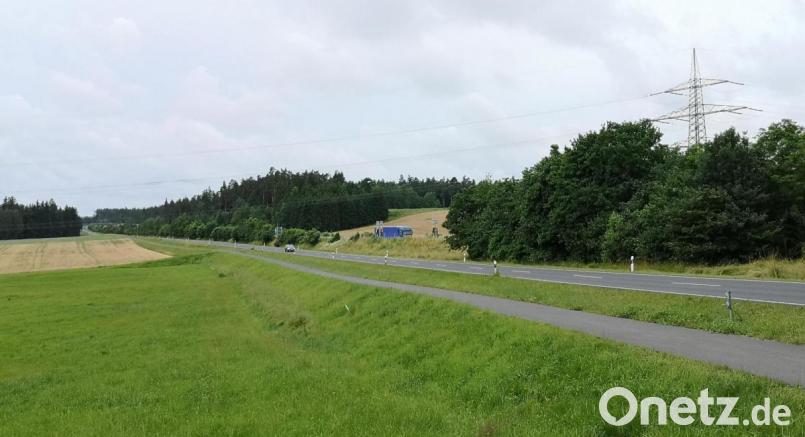 Von diesem Standort nahe Kleinsterz aus sind beide Bereiche zu sehen, die ursprünglich für einen Solarpark vorgesehen waren: in der Bildmitte zwischen den Bäumen eine Fläche westlich der Autobahn A93 und links im Bild eine Fläche östlich der Autobahn, direkt an der Staatsstraße. Wegen des anstehenden Rückbaus des Ostbayernrings (rechts im Bild ein Strommast) wurde empfohlen, nur noch mit einer deutlich kleineren Fläche im linken Bildbereich zu planen. Bild: lnz