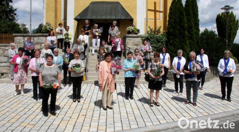 Die Ehrungen nahm Frauenbund-Vorsitzende Brigitte Weig (Dritte von rechts) im Rahmen eines kleinen Festakts in der Pfarrkirche Sankt Michael vor. Sie selbst wurde für 40 Jahre Treue zum Frauenbund ausgezeichnet. Bild: wro
