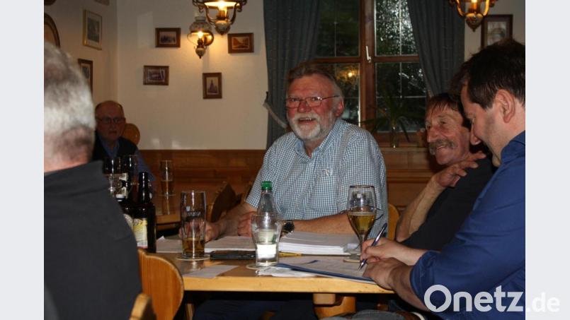 Viele Ideen haben die Mitglieder vom Verein &quot;Selwa gmacht – Lebensmittelhandwerk Oberbibrach&quot;. Das zeigt sich auch bei der Mitgliederversammlung, zu der Vorsitzender Hannes Hübner (Mitte) ins Schützenhaus geladen hatte. Bild: edo