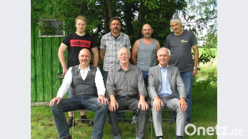Gerhard Schraml (sitzend von links) und sein Stellvertreter Karlheinz Wegmann leiten auch künftig den Imkereiverein Neusorg. Neuer Schriftführer wurde Emanuel Keck (hinten von links). Im Amt blieben Schatzmeister Peter Medick sowie die Kassenrevisoren Thomas Schmucker und Gerhard Schreyer. Bild: öt
