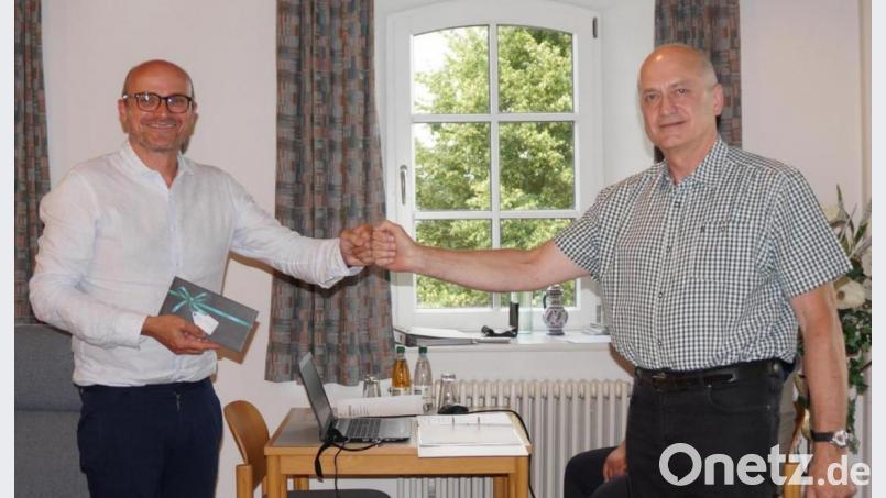 Gemeinschaftsvorsitzender Walter Schauer (rechts) gratulierte Bürgermeister Maximilian Beer für 25-jähriges Mitwirken in der VG-Versammlung, darunter 12 Jahre als Vorsitzender und seit 2020 als stellvertretender Vorsitzender. Bild: wel