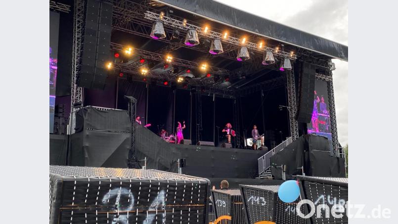 In schwarzen Strandkörben verfolgten die Festival-Besucher den Auftritt der &quot;Troglauer&quot;. Bild: stg