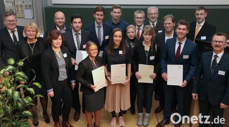 Mit der Unterstützung von Förderpartnern der Hochschule werden jährlich Preise an Absolventen mit hervorragenden Abschlussarbeiten vergeben. Bild: Wolfgang Steinbacher