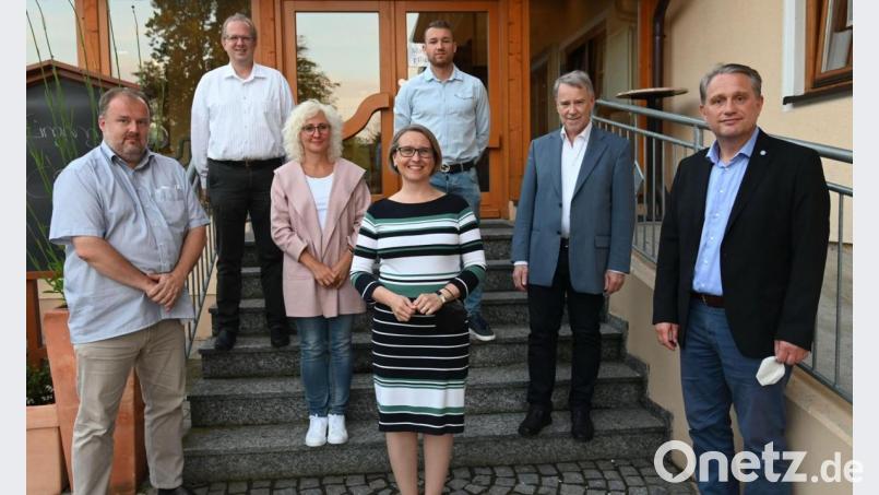 Die CSU-Bundestagskandidatin Susanne Hierl stellt sich in Poppenricht dem neu gewählten CSU-Vorstand vor (von links): Horst Pongratz, Reiner Hoffmann, Nicki Wendl-Willerich, Susanne Hierl, Tobias Lorenz, Hubert Siegert und Hermann Böhm. Bild: gf