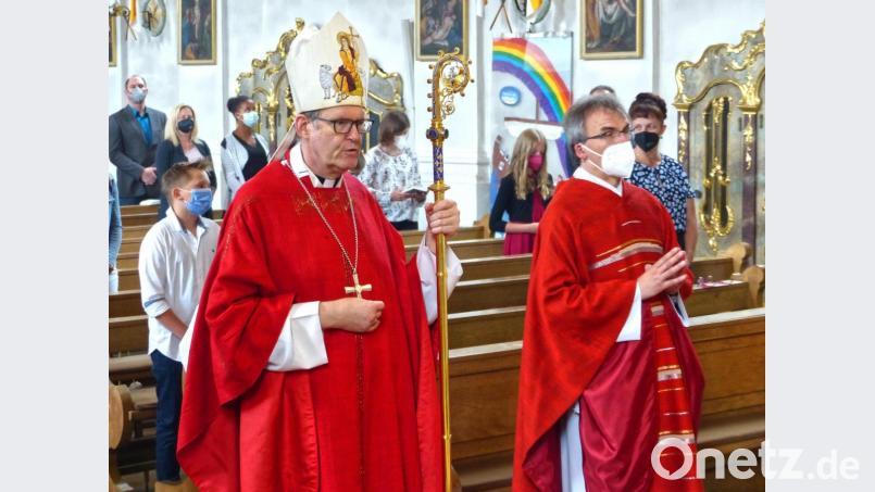 74 Jugendliche erhielten dieses Jahr ihre Firmung in der Stadtpfarrkirche in Erbendorf. Begleitet wurde die Veranstaltung von Weihbischof Josef Graf (von links) und Pfarrer Martin Besold. Bild: njn