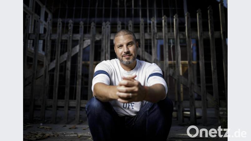 Der Rapper, Buchautor und Youtuber Ben Salomo sprach mit der Oberstufe des Erasmus-Gymnasiums über jüdisches Leben. Bild: Thomas Koehler/photothek.net