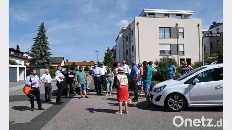 An der Einmündung der Hölderin- in die Brentanostraße behindern „Kurvenparker“ häufig die Kleinbusse der Lebenshilfe. CSU-Fraktionsvorsitzender Matthias Schöberl (links), Rechtsreferent Bernhard Mitko (Dritter von links) und Baureferent Markus Kühne (Sechster von links) wollen für Abhilfe sorgen. Bild: gf