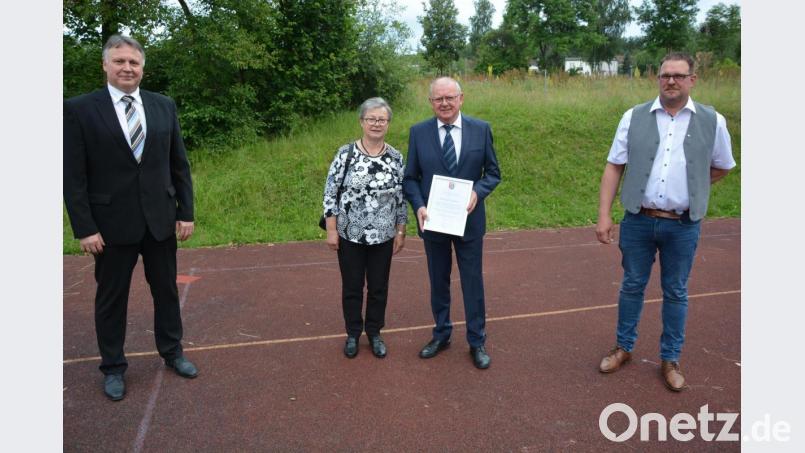 Mit dem Ehrentitel Altbürgermeister und der Silbernen Bürgermedaille der Gemeinde Pechbrunn wurde Ernst Neumann (Zweiter von rechts) ausgezeichnet. Es gratulierten Ehefrau Theresia, Bürgermeister Stephan Schübel (rechts) und Zweiter Bürgermeister Josef Hollmann. Bild: jr
