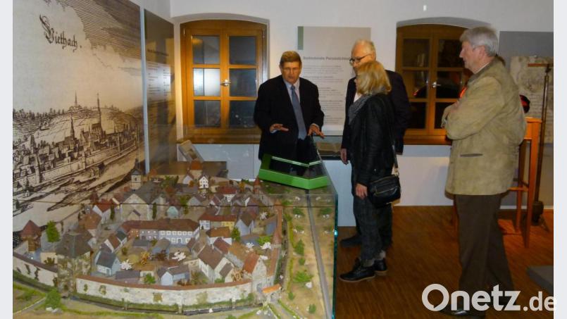 Wilfried Neuber (links) erklärt bei einer Museumsführung anhand eines Modells und des Merianstichs den Aufbau des Marktes Oberviechtach und seiner Befestigung mit Mauer, Türmen und Graben. Wie es beim Museumsverein weitergeht, steht nach einer erfolglosen Neuwahl in den Sternen. Bild: lg