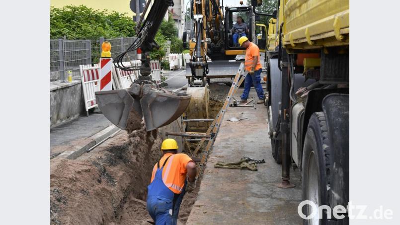 Es geht eng zu in der Schlachthausstraße. Deswegen verzögert sich der Austausch der Gas- und Wasserleitungen. Bild: Petra Hartl