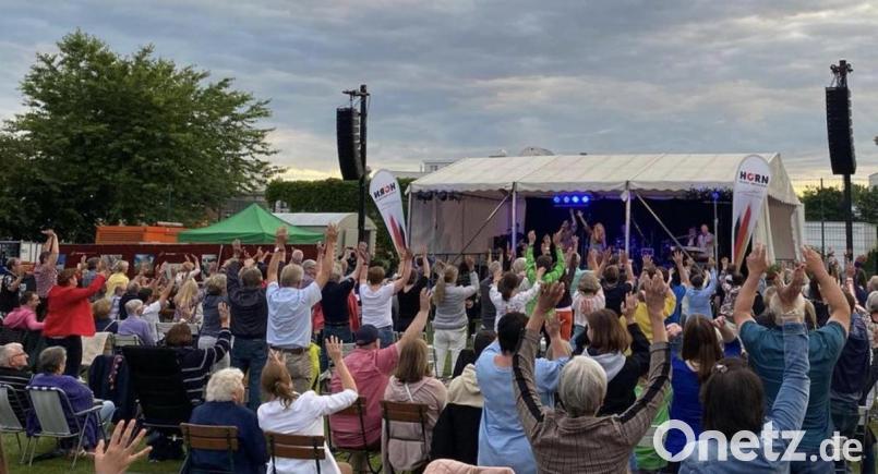 &quot;Abba Explosion&quot; begeistern die Besucher der Weidener Sommer-Serenade. Bild: uz