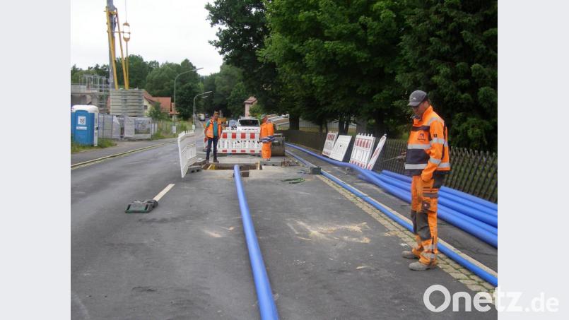 Im unteren Bereich der Pfaffenreuther Straße wird die neue Wasserleitung mit einem besonderen Verfahren in die bestehende Leitungstrasse eingezogen. Bild: pz