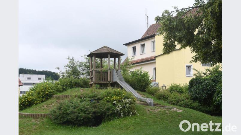 Die Kindergartenkinder von St. Joseph werden im neuen Garten-Areal zwar den Rutschenturm wiederfinden, nicht aber den Hügel. Hier gab es nach Regenfällen immer wieder Probleme mit Schlamm. Bild: Gabi Schönberger