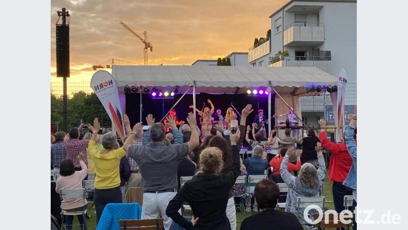 Die Coverband &quot;Abba Explosion&quot; begeistert die Besucher der Sommer-Serenade. Bild: uz