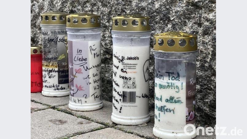 Vor dem Landgericht erinnern Kerzen an den Tod von Moritz G., ertrunken im Weidener Flutkanal. Archivbild: ca