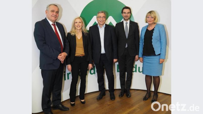 Mit Günther Kamm als Vorsitzendem (Dritter von links) und Anja Gall-Colbatz als Stellvertreterin (links daneben) hat der OTH-Förderverein
eine neue Führung. Mit dabei (von links): Oberbürgermeister Kurt Seggewiß, das neue Beiratsmitglied Stephan Oetzinger und
OTH-Präsidentin Andrea Klug. Bild: Bühner
