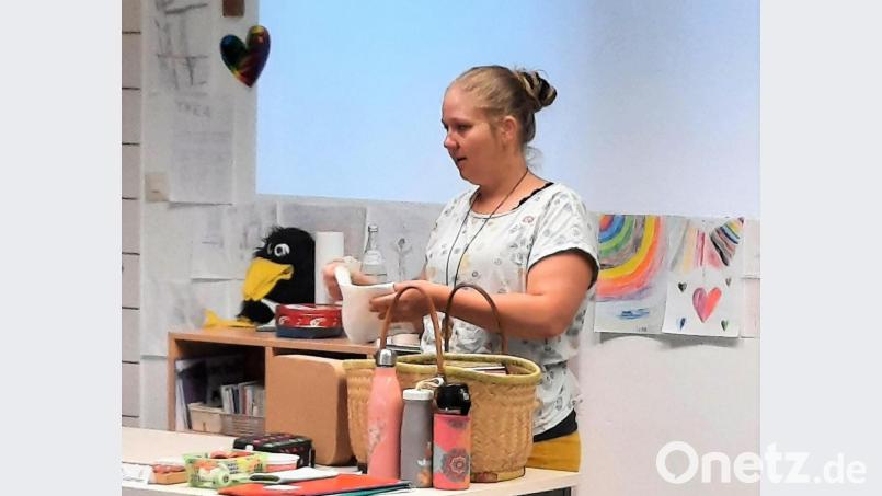 Silvia Gottinger aus Kastl referierte in der Grundschule Immenreuth über ein Leben ohne Plastik. Bild: stg