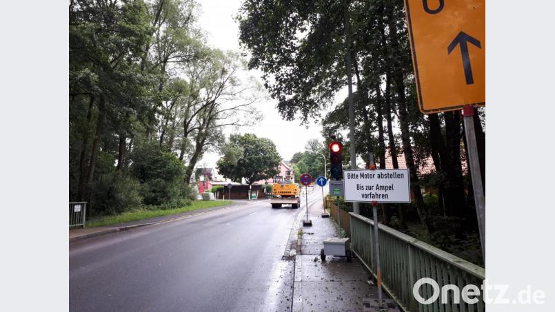 In den vergangenen Wochen wurde der Verkehr in der Pfaffenreuther Straße (Bild) halbspurig per Ampelbetrieb geregelt. Ab Montag, 12. Juli, ist die Kreisstraße in Richtung Pfaffenreuth komplett gesperrt. Bild: pz