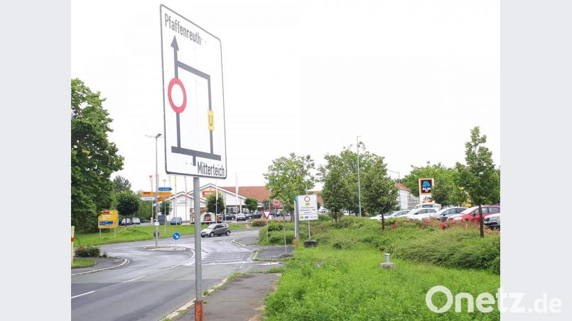 Mit großen Hinweistafeln werden auswärtige Verkehrsteilnehmer auf die Umleitungen aufmerksam gemacht, wie etwa hier an der Konnersreuther Straße an der Einmündung in die Mitterteicher Straße. Bild: pz