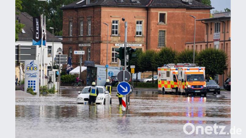 Teile des Ortskerns von Ansbach stehen durch die starken Regenfälle unter Wasser. Insbesondere im Süden Deutschlands ist es am Freitag zu zahlreichen wetterbedingten Notfällen und Einsätzen von Polizei und Feuerwehr gekommen. Bild: Nicolas Armer/dpa