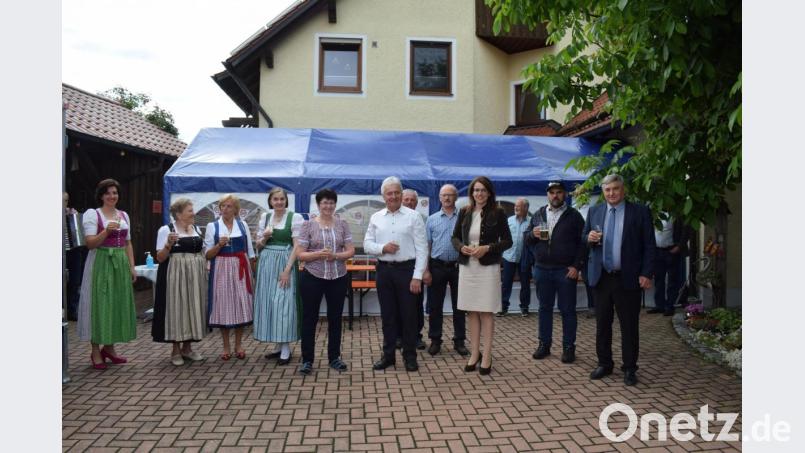 Eine große Gratulantenschar ließ Matthias Zenger (Mitte) zu seinem 60. Geburtstag hochleben. Bild: bnr
