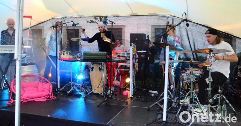 Die Gruppe Slatec im Innenhof der Regionalbibliothek. Bild: Kunz