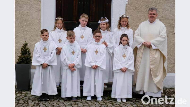 Erstkommunionfeier am Samstag: Gruppenbild mit Pater Adrian Kugler vor der Wieskapelle. Bild: do