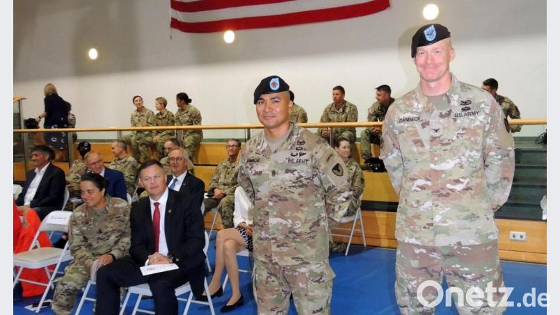Command Sergeant Major Sebastian A. Camacho (Zweiter von rechts) ist der neue ranghöchste Unteroffizier der US-Armee Garnison Bavaria. Oberst Christopher Danbeck (rechts) übergibt ihm im Beisein von zivilen und militärischen Gästen die Amtsgeschäfte. Bild: mor