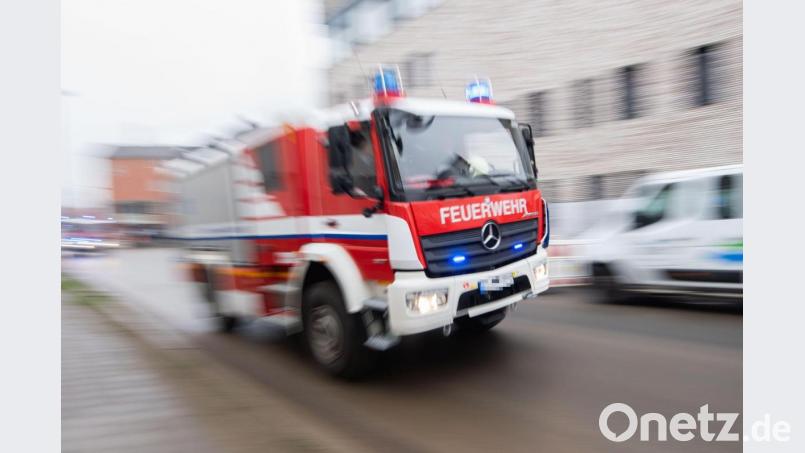Eine Pfanne, die auf einer heißen Herdplatte vergessen wurde, sorgte für einen Feuerwehreinsatz am Freitag in Schönhaid . Symbolbild: Julian Stratenschulte/dpa