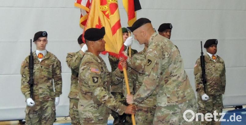 Mit der Übergabe der Truppenfahne wird der militärische Akt der Amtsübernahme vollzogen. Bild: mor