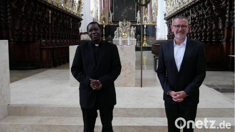 Dr. P. Timon Ochieng Odeny ist der neue Pfarrvikar der katholischen Pfarrgemeinde Waldsassen. Stadtpfarrer Dr. Thomas Vogl konnte den Geistlichen am Freitag in der Basilika begrüßen. Bild: hmr