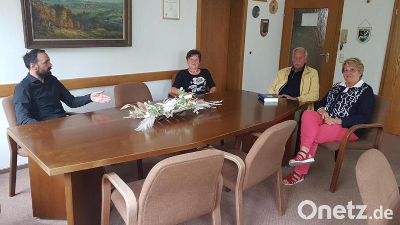 Das Ehepaar Klein (rechts) aus Mühlheim/Ruhr schwärmt von den Freibädern im Raum Moosbach/Waidhaus. Bild: gi