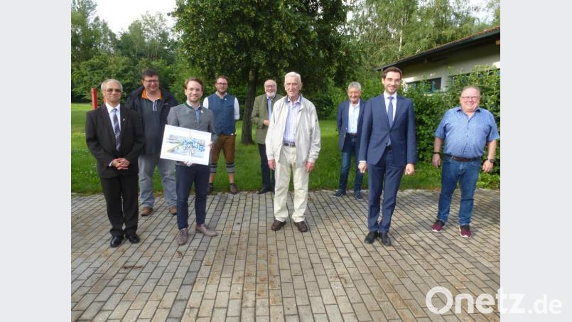 Ein Aquarell, das aus der Vogelperspektive das Rathaus mit Beckenweiher zeigt, überreichte amtierender Bürgermeister Severin Hirmer an Georg Härning (Mitte) zum 85.Geburtstag. Mit im Bild (von links) Pfarrer Varghese Puthenchira, dritter Bürgermeister Thomas Schönberger, Julian Kraus, MdL a.D. Georg Stahl, zweiter Bürgermeister a.D. Herbert Rudolph, MdL Stephan Oetzinger, Bürgermeister a.D. Werner Windisch. Bild: bk